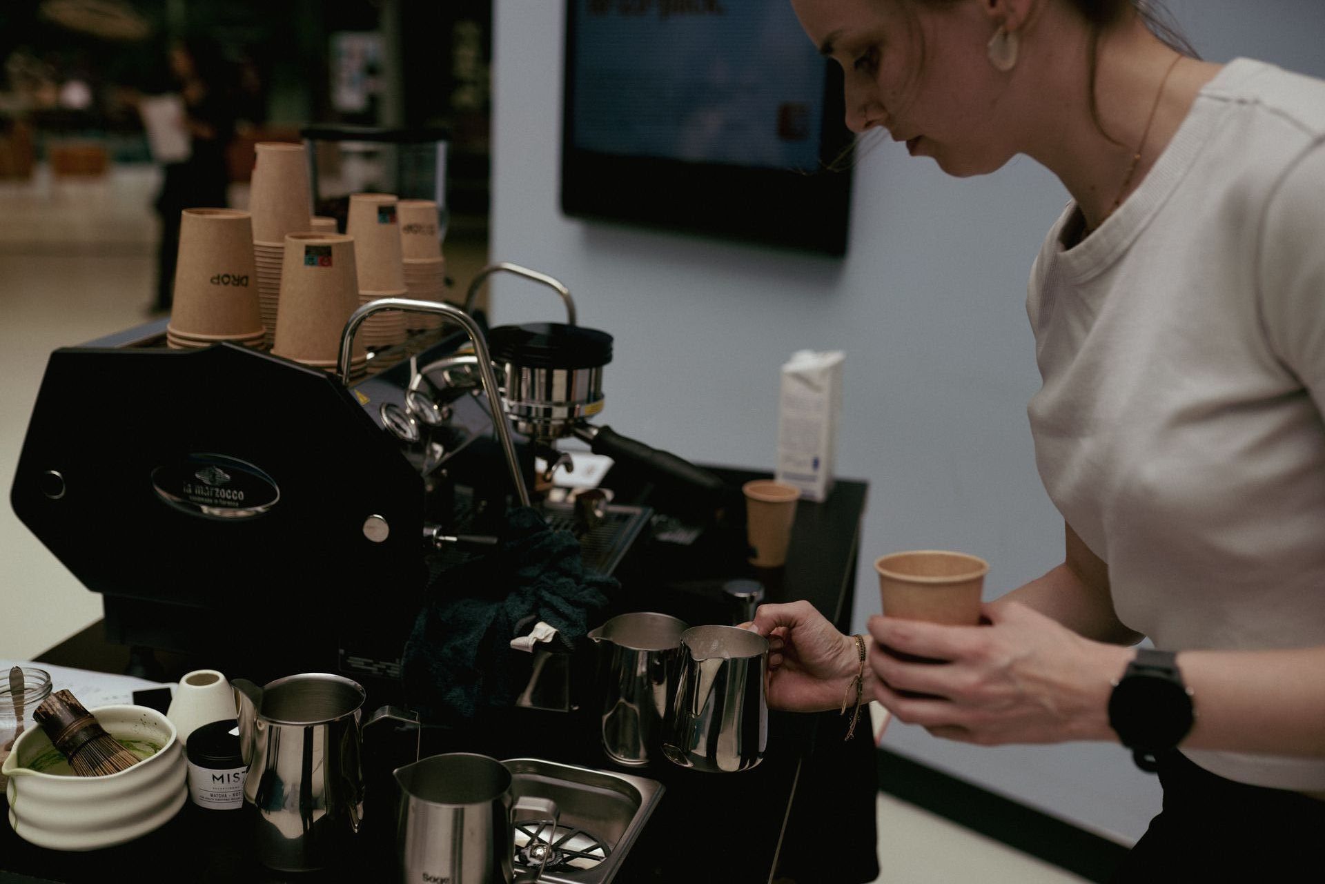 Barista maakt matcha