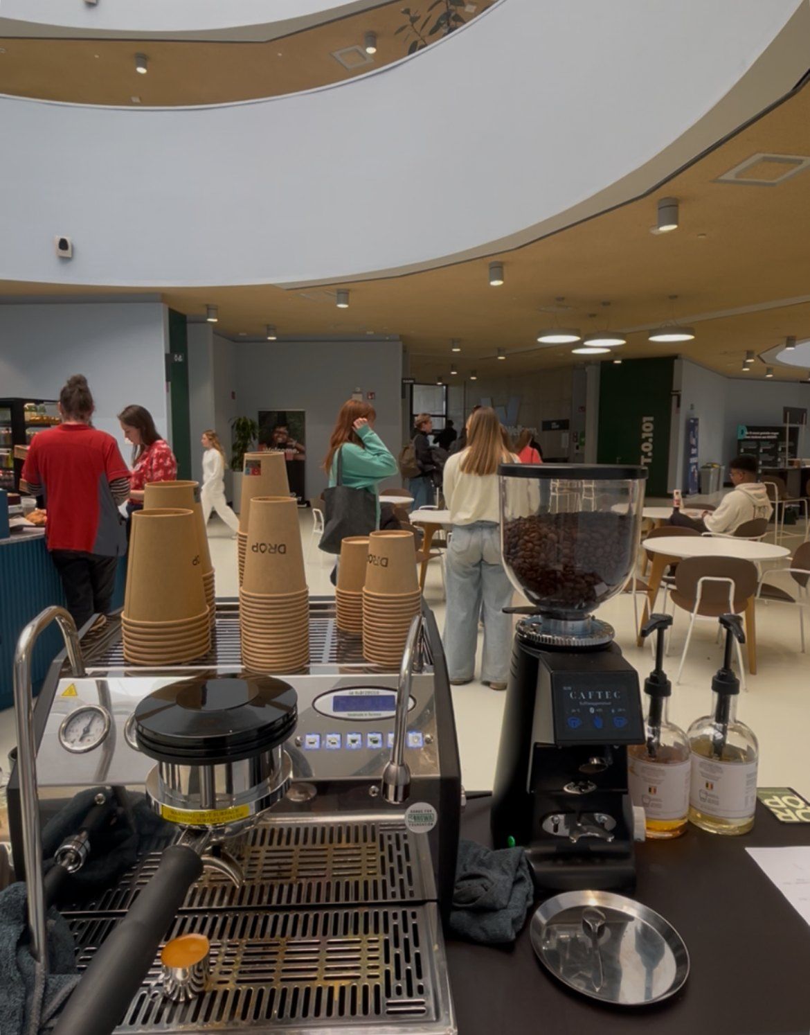 Barista stapelt Drop-bekers