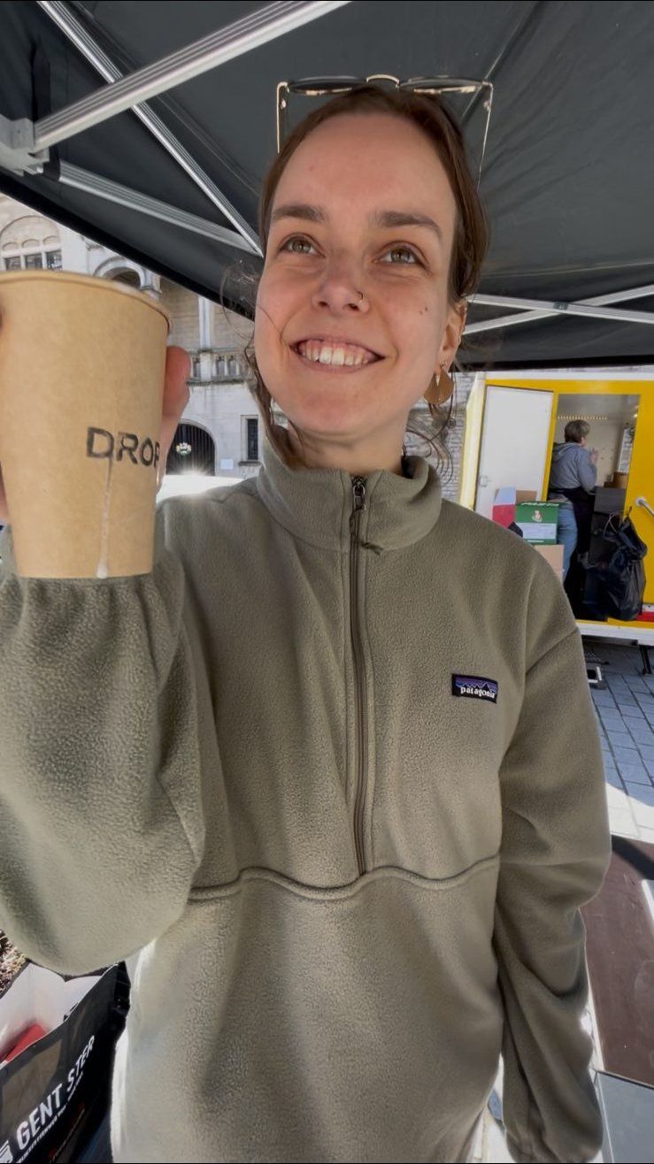 Barista schuimt melk op