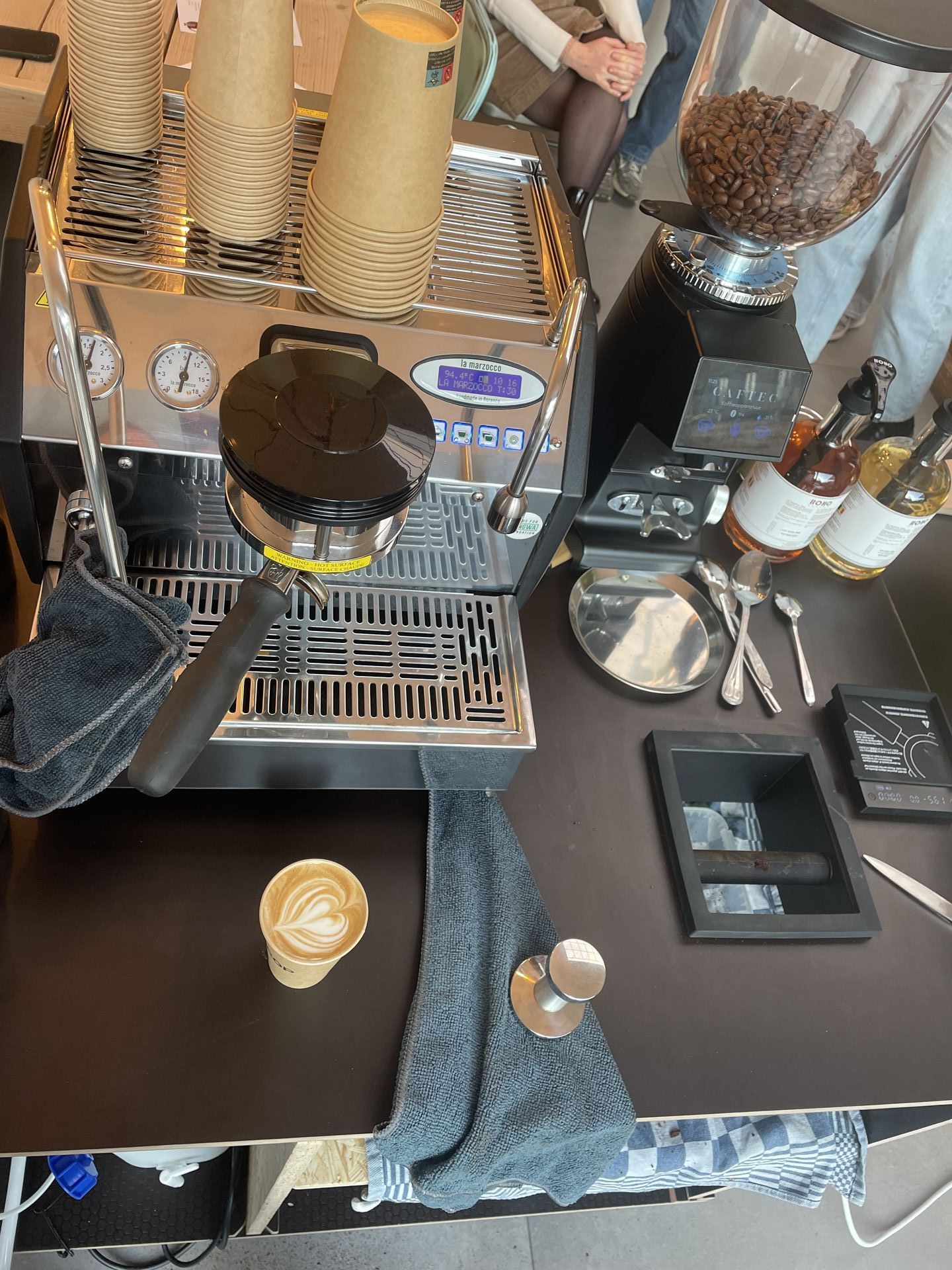 Latte art in een Drop-koffiebeker