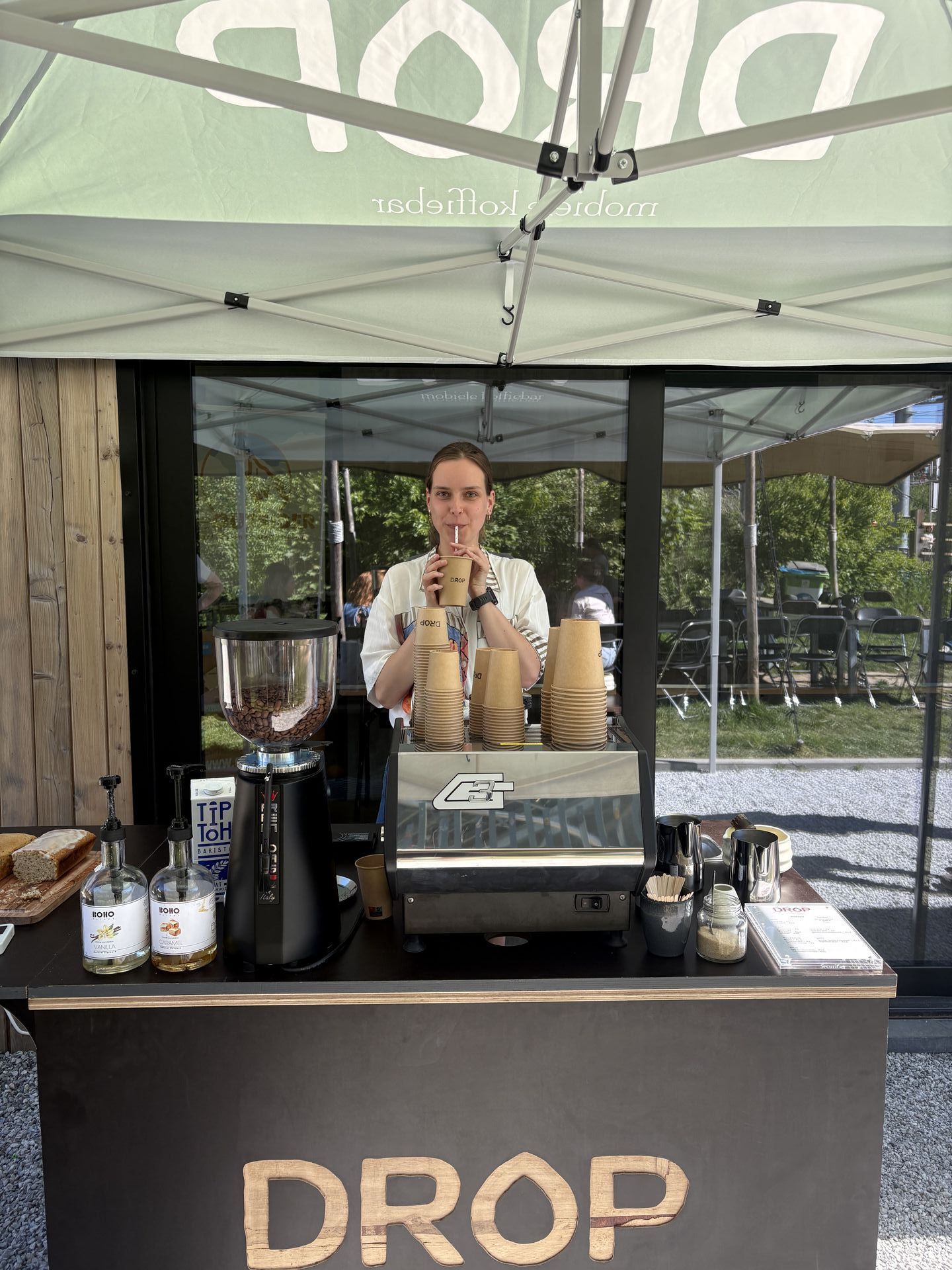 Barista onder de Drop-tent