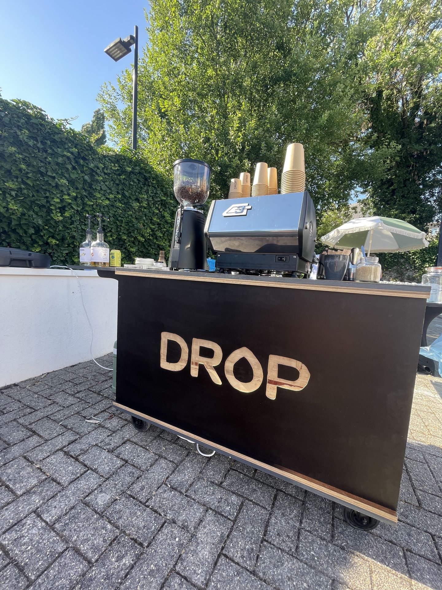 De Drop koffiebar met logo in de zon